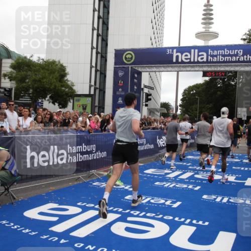 29.06.2025 - hella hamburg halbmarathon Michael Strokosch http://msf.ph/oto/8229922 29.06.2025 10:51:53 Ziel 2396, 2818, 2823, 2880, 4297, 6286, 7224, 8710, 8819, 8856, 9793, 9959, 12224, 15427, 15727, 15831, 16907, 17682, 17815, 17962, 19053, 19137 meine-sportfotos.de