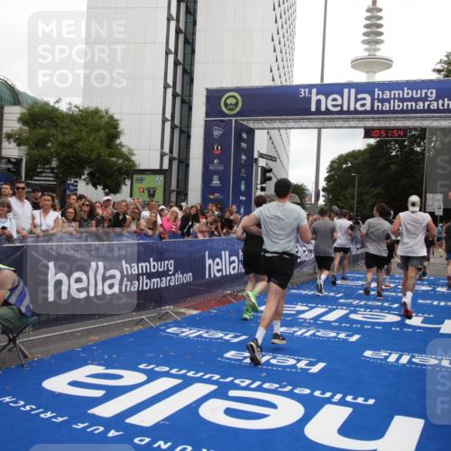 29.06.2025 - hella hamburg halbmarathon Michael Strokosch http://msf.ph/oto/8229931 29.06.2025 10:51:53 Ziel 2396, 2818, 2823, 2880, 4297, 6286, 7224, 8710, 8819, 8856, 9793, 9959, 12224, 15427, 15727, 15831, 16907, 17682, 17815, 17962, 19053, 19137 meine-sportfotos.de
