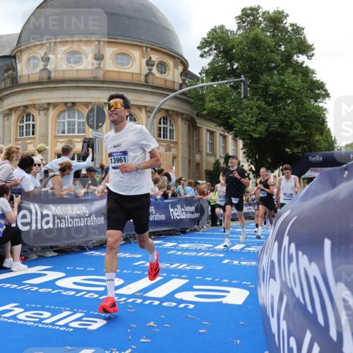 29.06.2025 - hella hamburg halbmarathon Strokosch-Dieckow http://msf.ph/oto/8230013 29.06.2025 10:32:44 Ziel 1990, 6358, 7965, 8062, 12987, 13686, 13961, 14028, 15054, 16425, 16619, 17117, 17151, 18687 meine-sportfotos.de