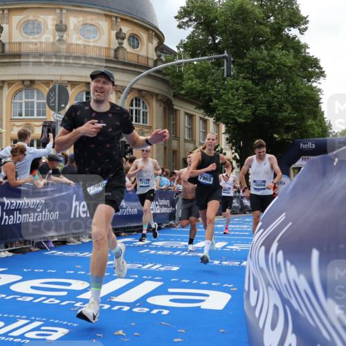 29.06.2025 - hella hamburg halbmarathon Strokosch-Dieckow http://msf.ph/oto/8230068 29.06.2025 10:32:45 Ziel 1990, 4749, 6358, 7965, 8062, 10453, 12987, 13686, 13961, 14028, 15054, 16425, 17117, 17151, 18687 meine-sportfotos.de