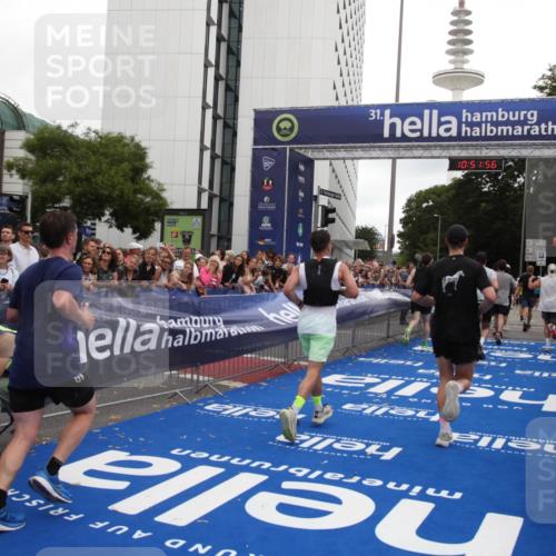29.06.2025 - hella hamburg halbmarathon Michael Strokosch http://msf.ph/oto/8230084 29.06.2025 10:51:55 Ziel 2396, 2818, 2823, 2880, 4297, 5102, 7224, 8710, 8819, 8856, 9793, 9959, 12224, 13799, 15427, 15690, 15727, 16907, 17682, 17815, 17962, 19053, 19137 meine-sportfotos.de