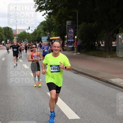 29.06.2025 - hella hamburg halbmarathon Yannick Fuchs http://msf.ph/oto/8230161 29.06.2025 10:33:53 20KM 1343, 1445, 1803, 2525, 2546, 2563, 3282, 3783, 4759, 6037, 6686, 6687, 7981, 8450, 8925, 9265, 11305, 11619, 12335, 12772, 13479, 13514, 13729, 14204, 14311, 14359, 15013, 15094, 15257, 15556, 15866, 15873, 15965, 16656, 16820, 17005, 17215, 17360, 18149, 18285, 18547, 18734 meine-sportfotos.de