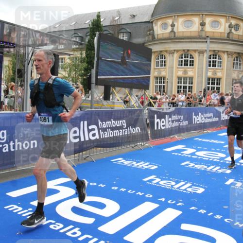 29.06.2025 - hella hamburg halbmarathon Michael Strokosch http://msf.ph/oto/8230165 29.06.2025 10:46:59 Ziel 1139, 1689, 4091, 10122, 13728, 14385, 14449, 14594, 16081, 17172, 17892, 17979, 19105 meine-sportfotos.de