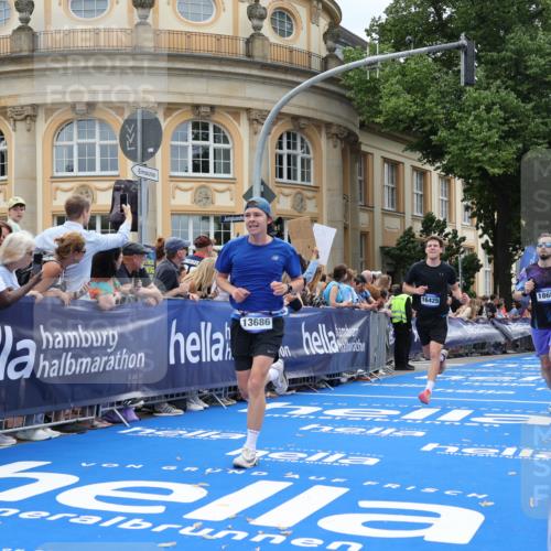 29.06.2025 - hella hamburg halbmarathon Strokosch-Dieckow http://msf.ph/oto/8230261 29.06.2025 10:32:52 Ziel 4463, 4749, 6358, 10453, 12290, 13686, 14028, 15054, 16425, 18679, 18687, 19059 meine-sportfotos.de