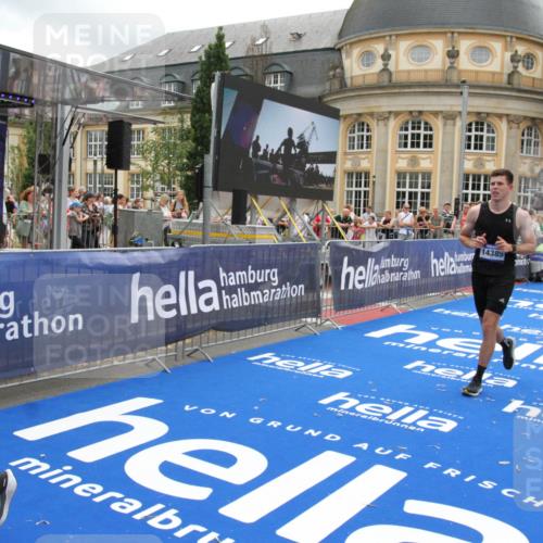 29.06.2025 - hella hamburg halbmarathon Michael Strokosch http://msf.ph/oto/8230281 29.06.2025 10:47:00 Ziel 1139, 1689, 4091, 10122, 13728, 14385, 14415, 14449, 14594, 15825, 16081, 17172, 17979, 19105 meine-sportfotos.de