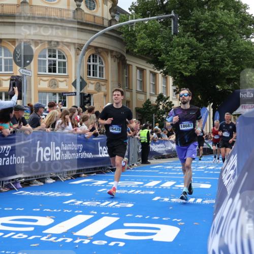 29.06.2025 - hella hamburg halbmarathon Strokosch-Dieckow http://msf.ph/oto/8230295 29.06.2025 10:32:52 Ziel 4463, 4749, 6358, 10453, 12290, 13686, 14028, 15054, 16425, 18679, 18687, 19059 meine-sportfotos.de