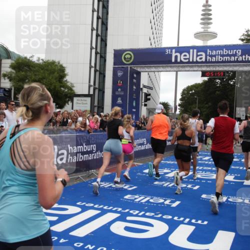 29.06.2025 - hella hamburg halbmarathon Michael Strokosch http://msf.ph/oto/8230315 29.06.2025 10:51:58 Ziel 2818, 2823, 2880, 4297, 5102, 7724, 8856, 9793, 9959, 10057, 13799, 15427, 15690, 17815, 17962, 18869, 19137 meine-sportfotos.de