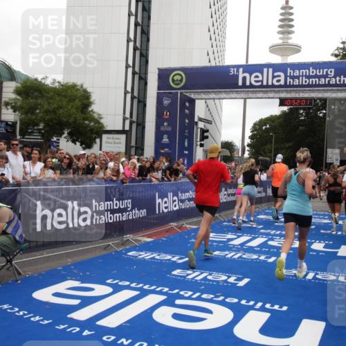 29.06.2025 - hella hamburg halbmarathon Michael Strokosch http://msf.ph/oto/8230342 29.06.2025 10:51:59 Ziel 2818, 2823, 2880, 4033, 4297, 5102, 6390, 7409, 7724, 8856, 9793, 9959, 10057, 13799, 15690, 17815, 17962, 18869, 19137 meine-sportfotos.de
