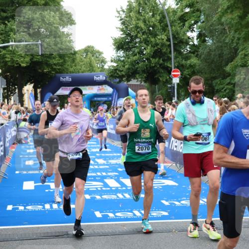 29.06.2025 - hella hamburg halbmarathon Zöllner http://msf.ph/oto/8230385 29.06.2025 10:53:38 Ziel 1030, 1061, 1098, 1499, 1502, 1783, 2070, 2630, 3399, 3819, 5866, 6628, 6762, 10549, 12632, 13865, 15061, 15113, 15497, 15856, 17710, 18450, 18612, 18666, 18715 meine-sportfotos.de