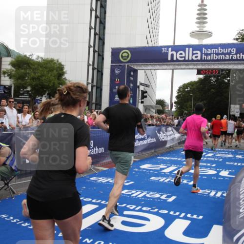 29.06.2025 - hella hamburg halbmarathon Michael Strokosch http://msf.ph/oto/8230437 29.06.2025 10:52:02 Ziel 2818, 2823, 2880, 4033, 4297, 5102, 5336, 6390, 7130, 7409, 7724, 8413, 8856, 8977, 10057, 13799, 15356, 15690, 17962, 17978, 18869 meine-sportfotos.de