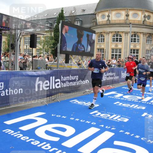 29.06.2025 - hella hamburg halbmarathon Michael Strokosch http://msf.ph/oto/8230497 29.06.2025 10:47:02 Ziel 1139, 1689, 4377, 9794, 10122, 13728, 14385, 14415, 14449, 14594, 14783, 15825, 16081, 17979 meine-sportfotos.de