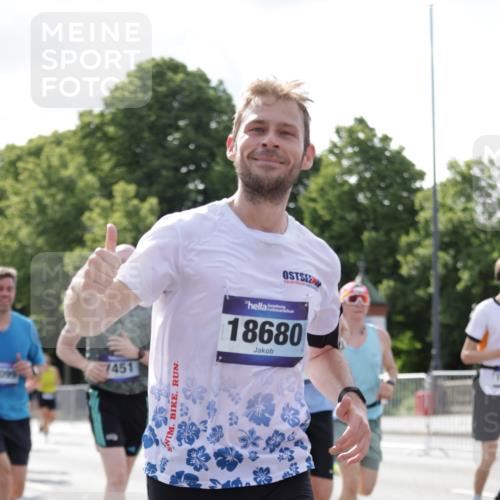 29.06.2025 - hella hamburg halbmarathon Jannik Wohlers http://msf.ph/oto/8230509 29.06.2025 09:52:13 Lombardsbrücke 1169, 1220, 1415, 1512, 1613, 2189, 3109, 3124, 4497, 5007, 5011, 5477, 6550, 7067, 7191, 7432, 7451, 7843, 7865, 7961, 8852, 10099, 10796, 10969, 11779, 12046, 12365, 12372, 12579, 12588, 12723, 13403, 13614, 13687, 13714, 14257, 14703, 14813, 15247, 15280, 15301, 15356, 15362, 15808, 15813, 15894, 16338, 17000, 17281, 17391, 17846, 18632, 18637, 18680, 18775, 18982 meine-sportfotos.de