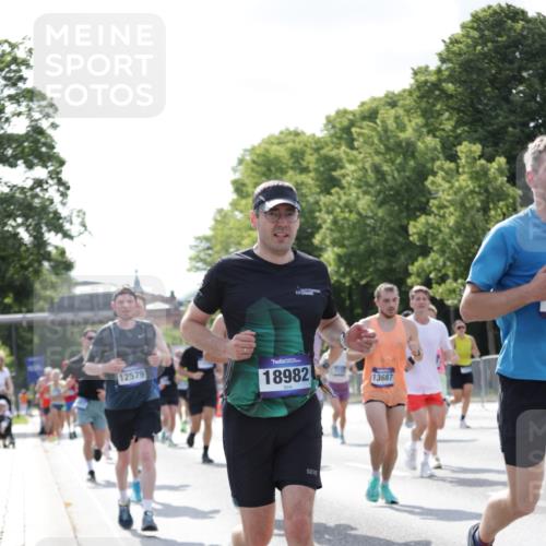 29.06.2025 - hella hamburg halbmarathon Jannik Wohlers http://msf.ph/oto/8230515 29.06.2025 09:52:14 Lombardsbrücke 1169, 1220, 1415, 1512, 1613, 2189, 3109, 3124, 4497, 5007, 5011, 5477, 6550, 7067, 7191, 7432, 7451, 7843, 7865, 7961, 8852, 10000, 10099, 10796, 10969, 11779, 12046, 12365, 12372, 12579, 12588, 12723, 13403, 13614, 13687, 13714, 14257, 14703, 14813, 15247, 15280, 15301, 15356, 15362, 15808, 15813, 15894, 16338, 17000, 17281, 17391, 17846, 18632, 18637, 18680, 18775, 18982 meine-sportfotos.de