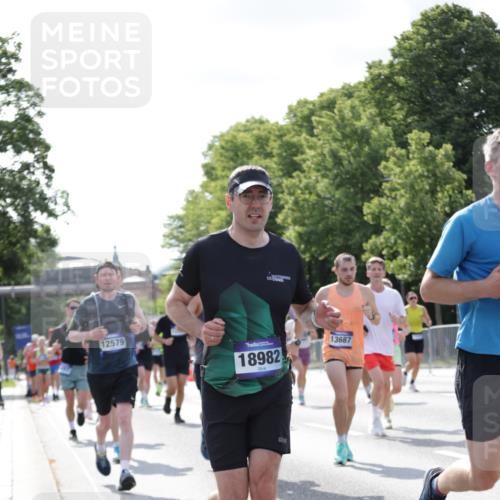 29.06.2025 - hella hamburg halbmarathon Jannik Wohlers http://msf.ph/oto/8230522 29.06.2025 09:52:14 Lombardsbrücke 1169, 1220, 1415, 1512, 1613, 2189, 3109, 3124, 4497, 5007, 5011, 5477, 6550, 7067, 7191, 7432, 7451, 7843, 7865, 7961, 8852, 10000, 10099, 10796, 10969, 11779, 12046, 12365, 12372, 12579, 12588, 12723, 13403, 13614, 13687, 13714, 14257, 14703, 14813, 15247, 15280, 15301, 15356, 15362, 15808, 15813, 15894, 16338, 17000, 17281, 17391, 17846, 18632, 18637, 18680, 18775, 18982 meine-sportfotos.de