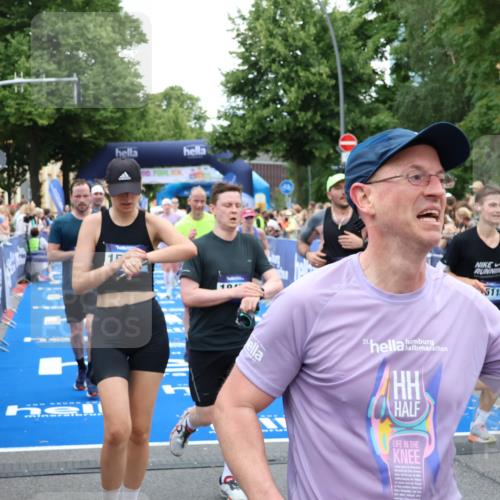 29.06.2025 - hella hamburg halbmarathon Zöllner http://msf.ph/oto/8230561 29.06.2025 10:53:40 Ziel 1030, 1098, 1502, 1783, 2058, 2630, 3399, 3819, 5399, 6628, 6762, 10549, 10895, 11588, 11589, 11604, 12632, 13865, 15061, 15113, 15441, 15497, 15856, 16092, 18143, 18450, 18612, 18666, 18715 meine-sportfotos.de