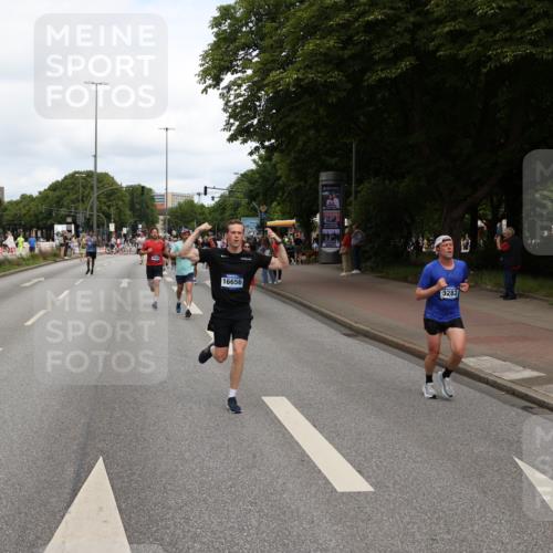 29.06.2025 - hella hamburg halbmarathon Yannick Fuchs http://msf.ph/oto/8230609 29.06.2025 10:33:56 20KM 1343, 1445, 1803, 2525, 2546, 2563, 3282, 3783, 4565, 4759, 6037, 6686, 6687, 7981, 8319, 8925, 9265, 11305, 11619, 12335, 12772, 13479, 13514, 13729, 14204, 14272, 14311, 14359, 15013, 15094, 15336, 15556, 15744, 15866, 16656, 16820, 17005, 17215, 17360, 17668, 18149, 18285, 18547, 18734, 18803 meine-sportfotos.de
