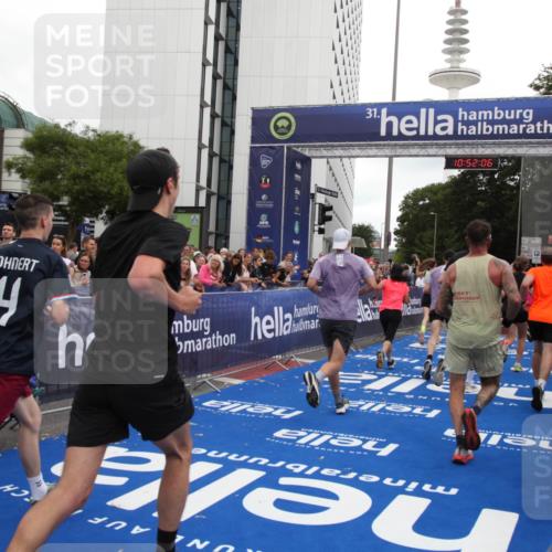 29.06.2025 - hella hamburg halbmarathon Michael Strokosch http://msf.ph/oto/8230611 29.06.2025 10:52:05 Ziel 4033, 5336, 6390, 7130, 7409, 7724, 8413, 8977, 10057, 15356, 15506, 16179, 17978, 18869 meine-sportfotos.de