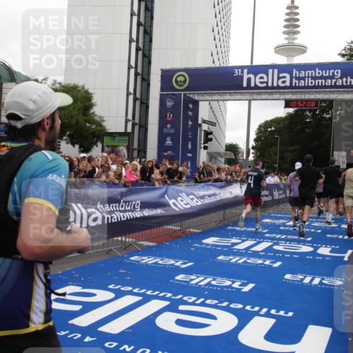 29.06.2025 - hella hamburg halbmarathon Michael Strokosch http://msf.ph/oto/8230651 29.06.2025 10:52:06 Ziel 4033, 5336, 6390, 7130, 7409, 7724, 7732, 8413, 8977, 10057, 15356, 15506, 15829, 16179, 16666, 17978, 18869 meine-sportfotos.de