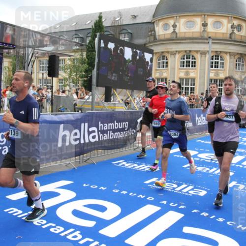 29.06.2025 - hella hamburg halbmarathon Michael Strokosch http://msf.ph/oto/8230699 29.06.2025 10:47:03 Ziel 1139, 1689, 4377, 5472, 9794, 10122, 13728, 14385, 14415, 14449, 14594, 14783, 15825, 16081, 17979 meine-sportfotos.de