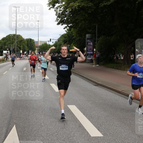 29.06.2025 - hella hamburg halbmarathon Yannick Fuchs http://msf.ph/oto/8230706 29.06.2025 10:33:56 20KM 1343, 1445, 1803, 2525, 2546, 2563, 3282, 3783, 4565, 4759, 6037, 6686, 6687, 7981, 8319, 8925, 9265, 11305, 11619, 12335, 12772, 13479, 13514, 13729, 14204, 14272, 14311, 14359, 15013, 15094, 15336, 15556, 15744, 15866, 16656, 16820, 17005, 17215, 17360, 17668, 18149, 18285, 18547, 18734, 18803 meine-sportfotos.de