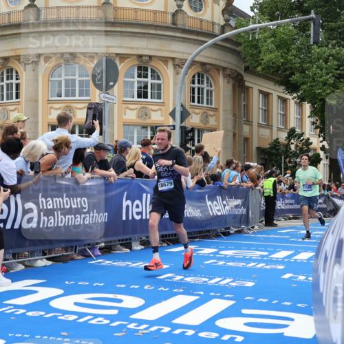 29.06.2025 - hella hamburg halbmarathon Strokosch-Dieckow http://msf.ph/oto/8230712 29.06.2025 10:33:01 Ziel 4463, 6473, 11169, 14276, 17802, 18679 meine-sportfotos.de