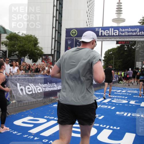 29.06.2025 - hella hamburg halbmarathon Michael Strokosch http://msf.ph/oto/8230713 29.06.2025 10:52:09 Ziel 1482, 2595, 5093, 5336, 5378, 7130, 7732, 8413, 8977, 12580, 15356, 15506, 15829, 16179, 16666, 17033, 17978, 18801 meine-sportfotos.de