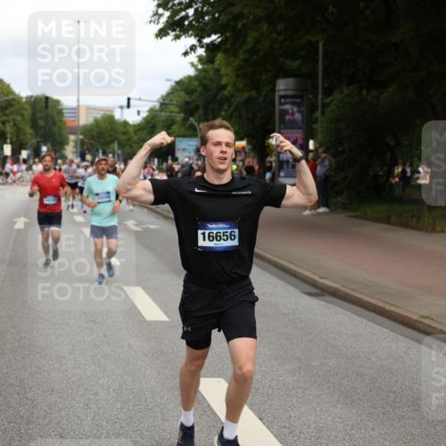 29.06.2025 - hella hamburg halbmarathon Yannick Fuchs http://msf.ph/oto/8230758 29.06.2025 10:33:56 20KM 1343, 1445, 1803, 2525, 2546, 2563, 3282, 3783, 4565, 4759, 6037, 6686, 6687, 7981, 8319, 8925, 9265, 11305, 11619, 12335, 12772, 13479, 13514, 13729, 14204, 14272, 14311, 14359, 15013, 15094, 15336, 15556, 15744, 15866, 16656, 16820, 17005, 17215, 17360, 17668, 18149, 18285, 18547, 18734, 18803 meine-sportfotos.de