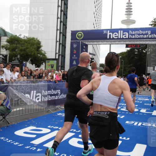 29.06.2025 - hella hamburg halbmarathon Michael Strokosch http://msf.ph/oto/8230855 29.06.2025 10:52:12 Ziel 1482, 2397, 2595, 5032, 5093, 5378, 6897, 7732, 9082, 12135, 12580, 13726, 14248, 14300, 15506, 15829, 16003, 16179, 16320, 16666, 17033, 17130, 18475, 18801 meine-sportfotos.de