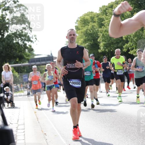29.06.2025 - hella hamburg halbmarathon Jannik Wohlers http://msf.ph/oto/8230864 29.06.2025 09:52:21 Lombardsbrücke 1070, 1163, 1176, 1220, 1415, 1512, 1613, 1782, 2189, 2233, 3098, 3109, 3124, 4080, 4277, 4497, 4691, 4933, 5007, 5476, 5477, 5682, 7067, 7191, 7325, 7451, 7599, 7843, 7865, 7961, 8467, 9081, 9213, 10000, 10099, 10251, 10750, 10796, 10969, 11346, 12365, 12372, 12579, 12588, 12723, 13687, 13714, 14661, 14703, 14849, 15133, 15280, 15301, 15356, 15362, 15808, 15894, 16414, 17000, 17846, 18632, 18637, 18680, 18982 meine-sportfotos.de