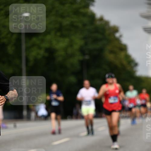 29.06.2025 - hella hamburg halbmarathon Dr. Thomas Lammeyer http://msf.ph/oto/8230939 29.06.2025 10:13:25 Kennedybrücke 1823, 4592, 7081, 7187, 9297, 9306, 10819, 11067 meine-sportfotos.de