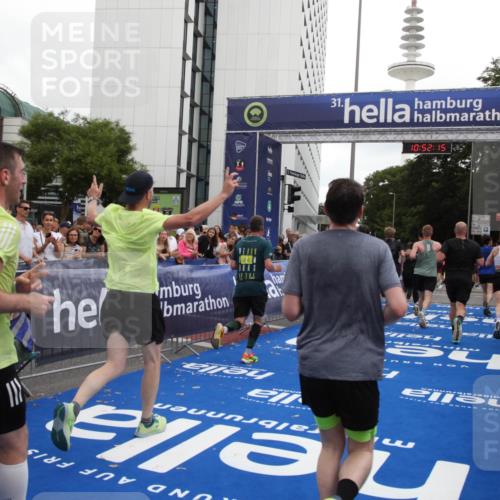 29.06.2025 - hella hamburg halbmarathon Michael Strokosch http://msf.ph/oto/8230949 29.06.2025 10:52:14 Ziel 1482, 2397, 2595, 4837, 5032, 5087, 5093, 5378, 5482, 6897, 7732, 9082, 12135, 12580, 13726, 14248, 14300, 15275, 15829, 16003, 16320, 16591, 16666, 17033, 17130, 18475, 18801 meine-sportfotos.de