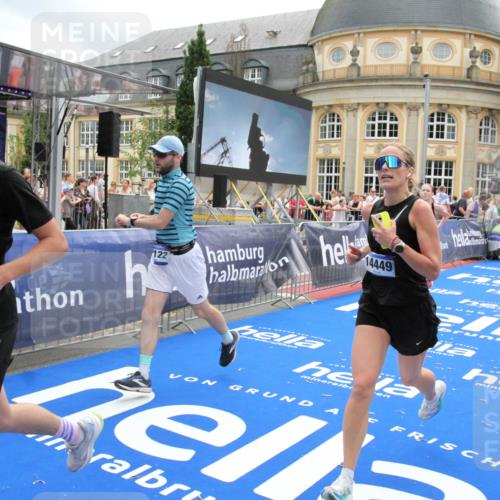 29.06.2025 - hella hamburg halbmarathon Michael Strokosch http://msf.ph/oto/8230976 29.06.2025 10:47:05 Ziel 1139, 1460, 1689, 4377, 5472, 6700, 9794, 10122, 13728, 14415, 14449, 14594, 14783, 15825, 16081, 17979 meine-sportfotos.de