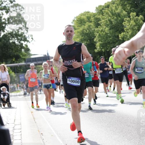 29.06.2025 - hella hamburg halbmarathon Jannik Wohlers http://msf.ph/oto/8230987 29.06.2025 09:52:21 Lombardsbrücke 1070, 1163, 1176, 1220, 1415, 1512, 1613, 1782, 2189, 2233, 3098, 3109, 3124, 4080, 4277, 4497, 4691, 4933, 5007, 5476, 5477, 5682, 7067, 7191, 7325, 7451, 7599, 7843, 7865, 7961, 8467, 9081, 9213, 10000, 10099, 10251, 10750, 10796, 10969, 11346, 12365, 12372, 12579, 12588, 12723, 13687, 13714, 14661, 14703, 14849, 15133, 15280, 15301, 15356, 15362, 15808, 15894, 16414, 17000, 17846, 18632, 18637, 18680, 18982 meine-sportfotos.de