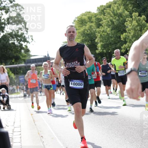 29.06.2025 - hella hamburg halbmarathon Jannik Wohlers http://msf.ph/oto/8230996 29.06.2025 09:52:21 Lombardsbrücke 1070, 1163, 1176, 1220, 1415, 1512, 1613, 1782, 2189, 2233, 3098, 3109, 3124, 4080, 4277, 4497, 4691, 4933, 5007, 5476, 5477, 5682, 7067, 7191, 7325, 7451, 7599, 7843, 7865, 7961, 8467, 9081, 9213, 10000, 10099, 10251, 10750, 10796, 10969, 11346, 12365, 12372, 12579, 12588, 12723, 13687, 13714, 14661, 14703, 14849, 15133, 15280, 15301, 15356, 15362, 15808, 15894, 16414, 17000, 17846, 18632, 18637, 18680, 18982 meine-sportfotos.de
