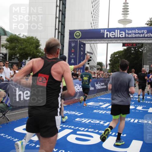 29.06.2025 - hella hamburg halbmarathon Michael Strokosch http://msf.ph/oto/8231011 29.06.2025 10:52:14 Ziel 1482, 2397, 2595, 4837, 5032, 5087, 5093, 5378, 5482, 6897, 7732, 9082, 12135, 12580, 13726, 14248, 14300, 15275, 15829, 16003, 16320, 16591, 16666, 17033, 17130, 18475, 18801 meine-sportfotos.de