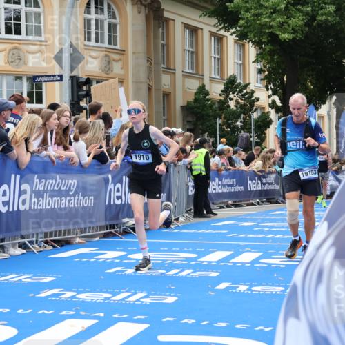 29.06.2025 - hella hamburg halbmarathon Strokosch-Dieckow http://msf.ph/oto/8231138 29.06.2025 10:33:11 Ziel 1910, 1959, 4679, 6473, 7723, 9047, 14167, 14276, 16881, 17175, 17802, 18455 meine-sportfotos.de