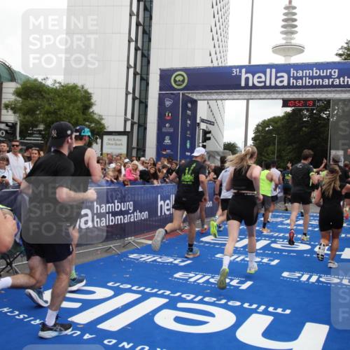 29.06.2025 - hella hamburg halbmarathon Michael Strokosch http://msf.ph/oto/8231245 29.06.2025 10:52:17 Ziel 1482, 2397, 4419, 4837, 5032, 5087, 5093, 5482, 6897, 9074, 9082, 12135, 13726, 14248, 14300, 15275, 16003, 16320, 16591, 17033, 17130, 18475, 18801 meine-sportfotos.de
