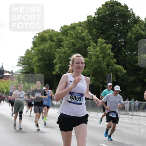 29.06.2025 - hella hamburg halbmarathon Jannik Wohlers http://msf.ph/oto/8231264 29.06.2025 10:28:06 Lombardsbrücke 5718, 5903, 5939, 6418, 7667, 7980, 8327, 8560, 9642, 9716, 9855, 10434, 13045, 13296, 13400, 16125, 18293, 18604, 19180 meine-sportfotos.de
