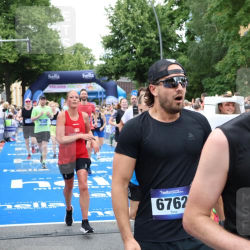 29.06.2025 - hella hamburg halbmarathon Zöllner http://msf.ph/oto/8231273 29.06.2025 10:53:46 Ziel 2058, 2082, 2518, 2630, 3819, 5399, 5607, 6877, 7177, 8285, 8335, 10895, 11588, 11589, 11604, 12632, 13865, 14702, 14818, 15061, 15441, 16092, 17482, 18143, 18514, 18715 meine-sportfotos.de
