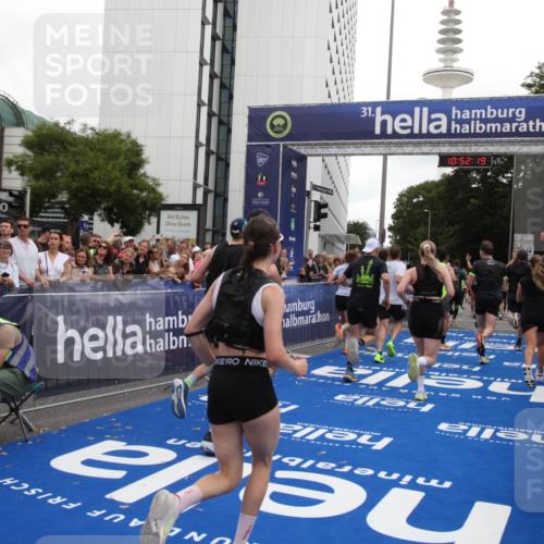 29.06.2025 - hella hamburg halbmarathon Michael Strokosch http://msf.ph/oto/8231290 29.06.2025 10:52:18 Ziel 2397, 4419, 4837, 5032, 5087, 5482, 6164, 6897, 7896, 9074, 9082, 12135, 13726, 14248, 14300, 15275, 15446, 16003, 16320, 16591, 17033, 17130, 18475 meine-sportfotos.de