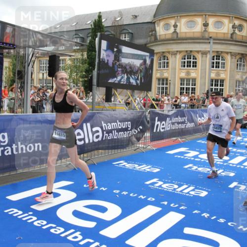 29.06.2025 - hella hamburg halbmarathon Michael Strokosch http://msf.ph/oto/8231313 29.06.2025 10:47:07 Ziel 1460, 4093, 4377, 5472, 6700, 7908, 9794, 10122, 12579, 13728, 14415, 14449, 14783, 15684, 15825 meine-sportfotos.de