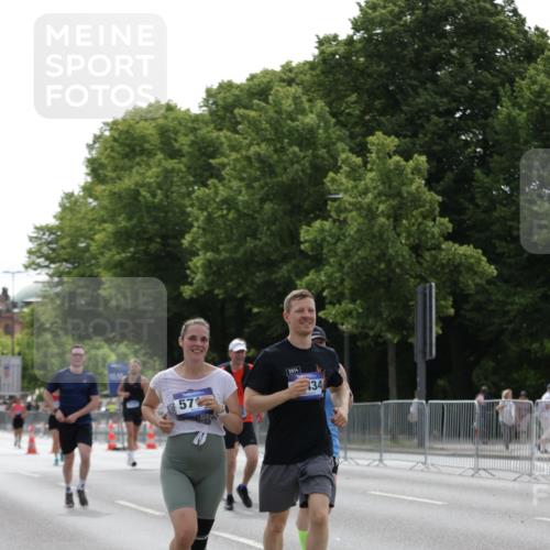 29.06.2025 - hella hamburg halbmarathon Jannik Wohlers http://msf.ph/oto/8231373 29.06.2025 10:28:08 Lombardsbrücke 5718, 5903, 5939, 6102, 6418, 7667, 7980, 8327, 8560, 9642, 9716, 9855, 10434, 13400, 16125, 18293, 18604, 19180 meine-sportfotos.de
