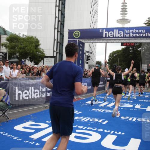 29.06.2025 - hella hamburg halbmarathon Michael Strokosch http://msf.ph/oto/8231408 29.06.2025 10:52:19 Ziel 2397, 4419, 4837, 5032, 5087, 5482, 6164, 6897, 7896, 9074, 9082, 12135, 13726, 14248, 14300, 15275, 15446, 16003, 16320, 16591, 17130, 18475 meine-sportfotos.de