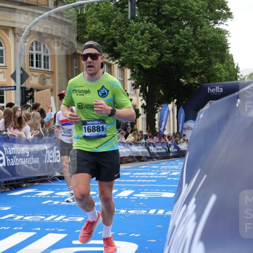 29.06.2025 - hella hamburg halbmarathon Strokosch-Dieckow http://msf.ph/oto/8231453 29.06.2025 10:33:20 Ziel 1959, 4602, 4679, 7723, 8956, 9047, 14167, 16881, 17056, 17175, 17489, 18455, 18731 meine-sportfotos.de