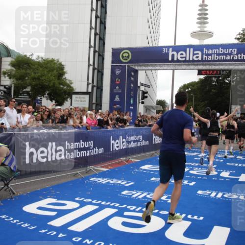 29.06.2025 - hella hamburg halbmarathon Michael Strokosch http://msf.ph/oto/8231517 29.06.2025 10:52:20 Ziel 4419, 4587, 4837, 5032, 5087, 5482, 6164, 6897, 7896, 9074, 9082, 12135, 13707, 14300, 15275, 15446, 16003, 16320, 16591, 17130, 17773, 18475 meine-sportfotos.de