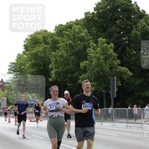 29.06.2025 - hella hamburg halbmarathon Jannik Wohlers http://msf.ph/oto/8231540 29.06.2025 10:28:08 Lombardsbrücke 5718, 5903, 5939, 6102, 6418, 7667, 7980, 8327, 8560, 9642, 9716, 9855, 10434, 13400, 16125, 18293, 18604, 19180 meine-sportfotos.de