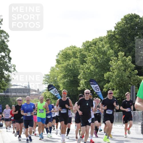29.06.2025 - hella hamburg halbmarathon Jannik Wohlers http://msf.ph/oto/8231556 29.06.2025 09:52:28 Lombardsbrücke 1070, 1163, 1176, 1415, 1613, 1782, 2189, 2213, 2233, 2788, 2970, 3021, 3098, 3109, 3124, 3917, 3928, 4080, 4277, 4497, 4691, 4933, 4981, 5007, 5476, 5477, 5682, 6716, 7005, 7093, 7191, 7325, 7451, 7599, 7843, 8467, 8704, 8722, 9081, 9213, 9232, 9374, 9538, 10000, 10208, 10211, 10251, 10750, 10969, 11346, 11778, 12372, 12534, 12579, 12588, 12783, 13687, 13709, 13714, 14661, 14690, 14849, 15126, 15133, 15280, 15301, 15356, 15362, 15894, 16414 meine-sportfotos.de