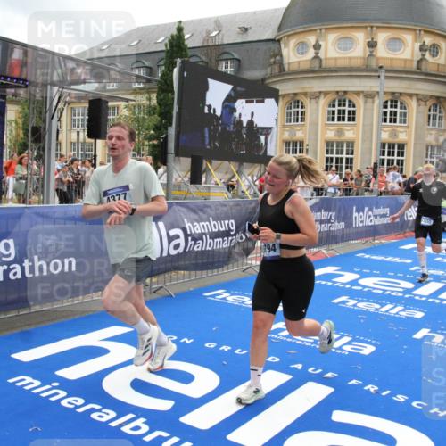 29.06.2025 - hella hamburg halbmarathon Michael Strokosch http://msf.ph/oto/8231606 29.06.2025 10:47:09 Ziel 1460, 4093, 4377, 5472, 6700, 7908, 9794, 12579, 13007, 14415, 14783, 15684, 15825 meine-sportfotos.de