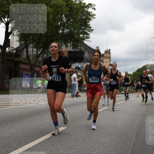 29.06.2025 - hella hamburg halbmarathon Yannick Fuchs http://msf.ph/oto/8231623 29.06.2025 10:46:48 20KM 1098, 1257, 1482, 1657, 1683, 2111, 2208, 2444, 2814, 3258, 3399, 3715, 3952, 3999, 4121, 4587, 4726, 5169, 5194, 5607, 5907, 6897, 7178, 7232, 7383, 7475, 8172, 8316, 8587, 8955, 9065, 9163, 10529, 10811, 11217, 12135, 12155, 12482, 12519, 13211, 13301, 14198, 14286, 14791, 14805, 15980, 16320, 16467, 16929, 17130, 17198, 17710, 17773, 18249, 18331, 19208 meine-sportfotos.de