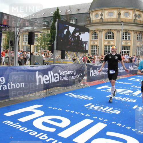 29.06.2025 - hella hamburg halbmarathon Michael Strokosch http://msf.ph/oto/8231673 29.06.2025 10:47:09 Ziel 1460, 4093, 4377, 5472, 6700, 7908, 9794, 12579, 13007, 14415, 14783, 15684, 15825 meine-sportfotos.de